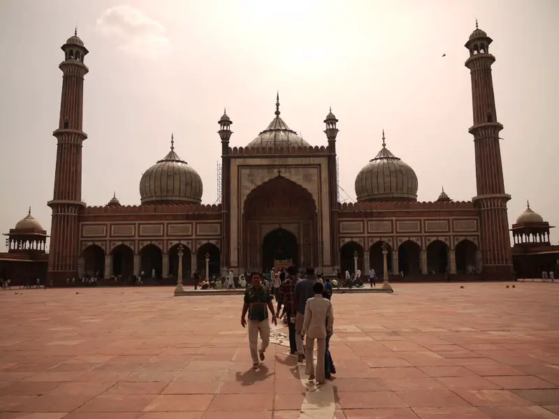 Jama Masjid's amazing prayer building complete with two huge minarets | Sights Of Delhi - Jama Masjid