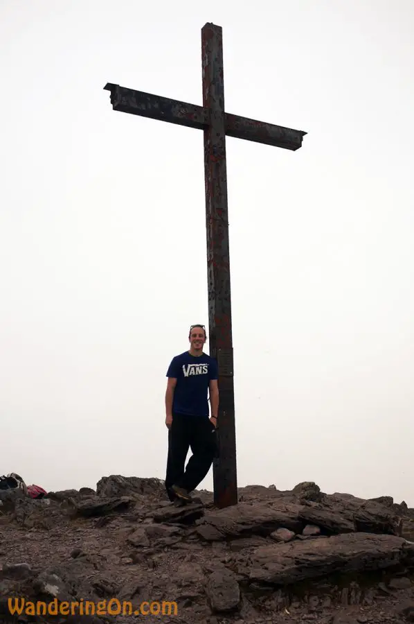 Brian am riesigen Kreuz auf dem Gipfel des Carrauntoohil Mountain, Co. Kerry