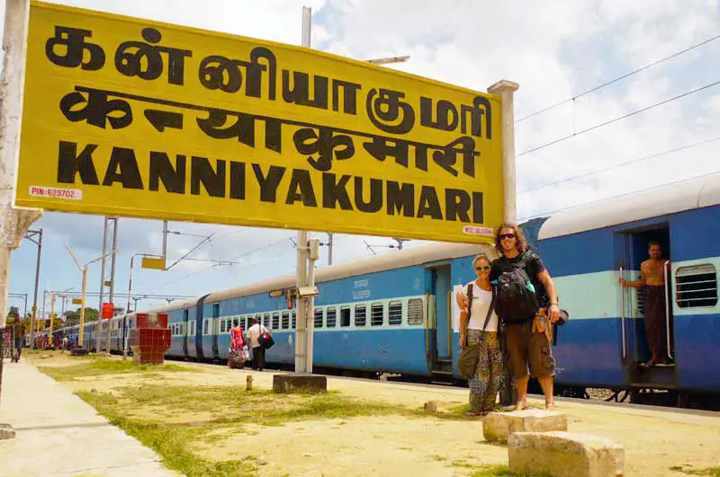 Ilustrasi wisatawan naik kereta di india