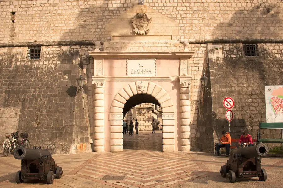 The 'Puerta Del Mar’ or ‘Vrata Mora’, or Sea Gate, the main entrance to Kotor's Old Town | What to do in Kotor